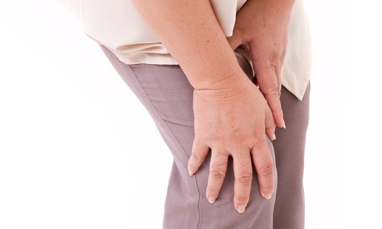 middle aged overweight woman having knee pain
